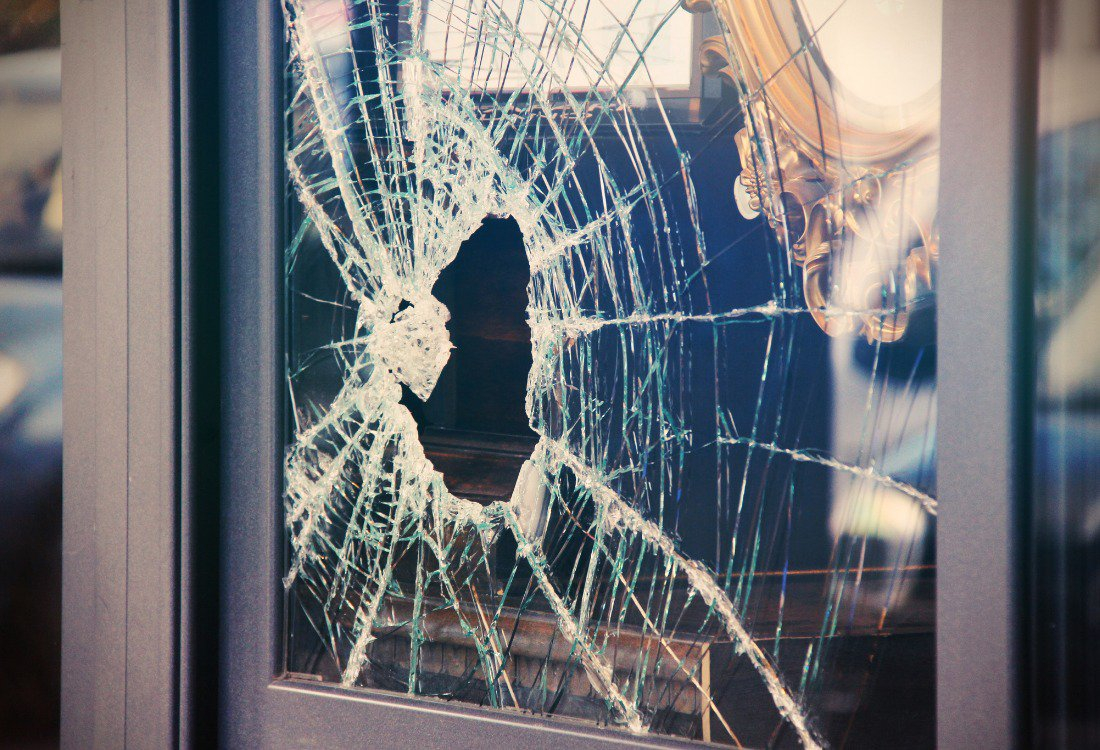 storefront-glass-and-door-repairs-why-acting-fast-matters_23618c54950bc50b0f62df6ebc8a8914_2000